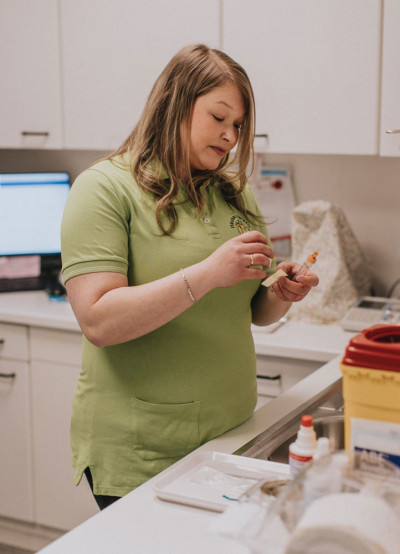 Bild 04 - Mitarbeiterin arbeitet im Labor.jpg